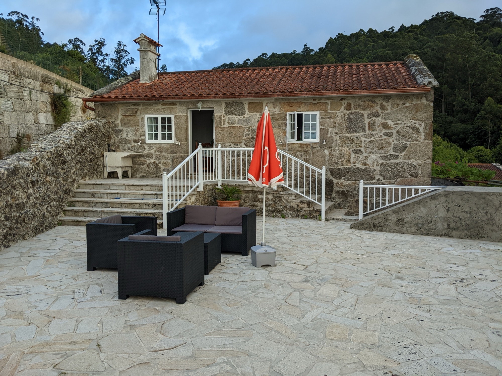 Fachada y terraza de piedra